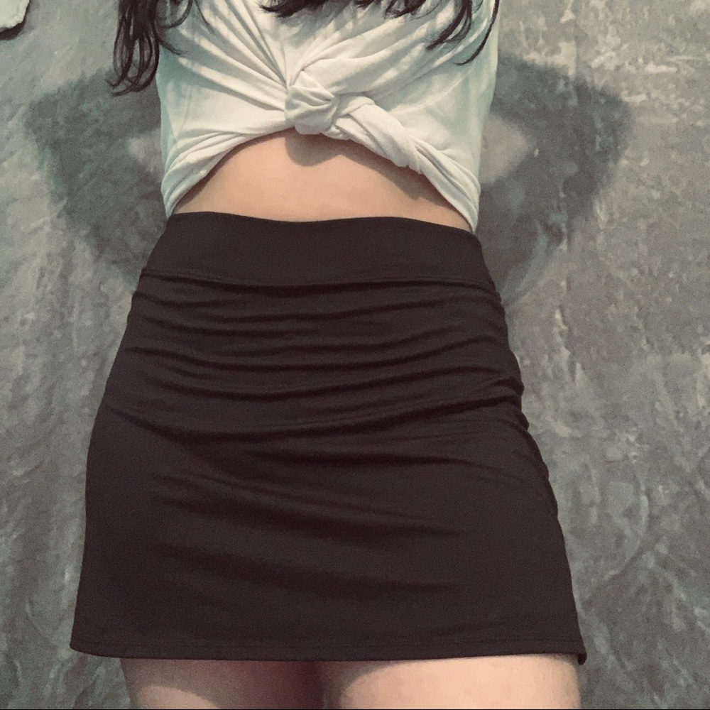🌿 black skirt